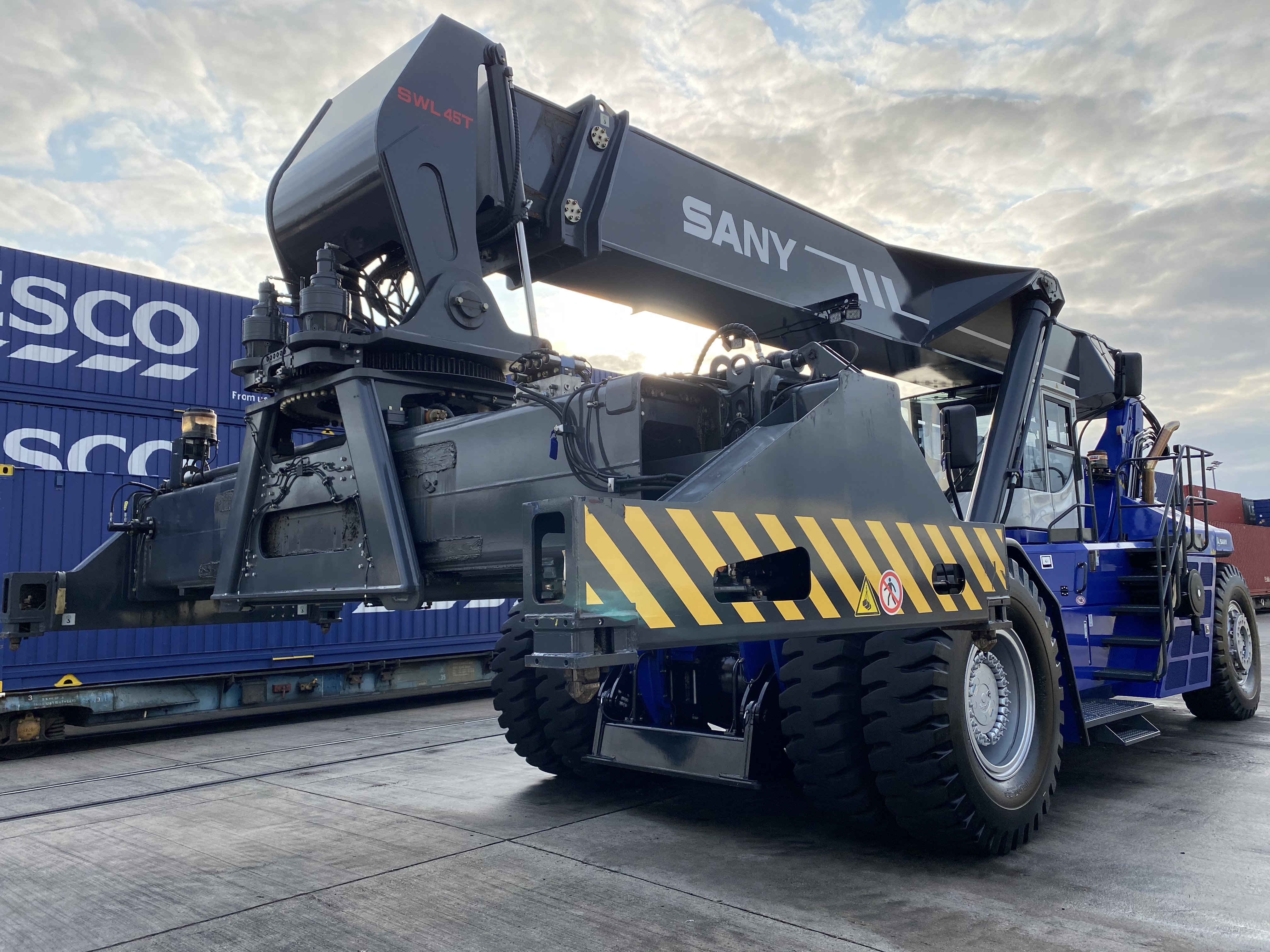 Truck Smart reach stacker cleaning