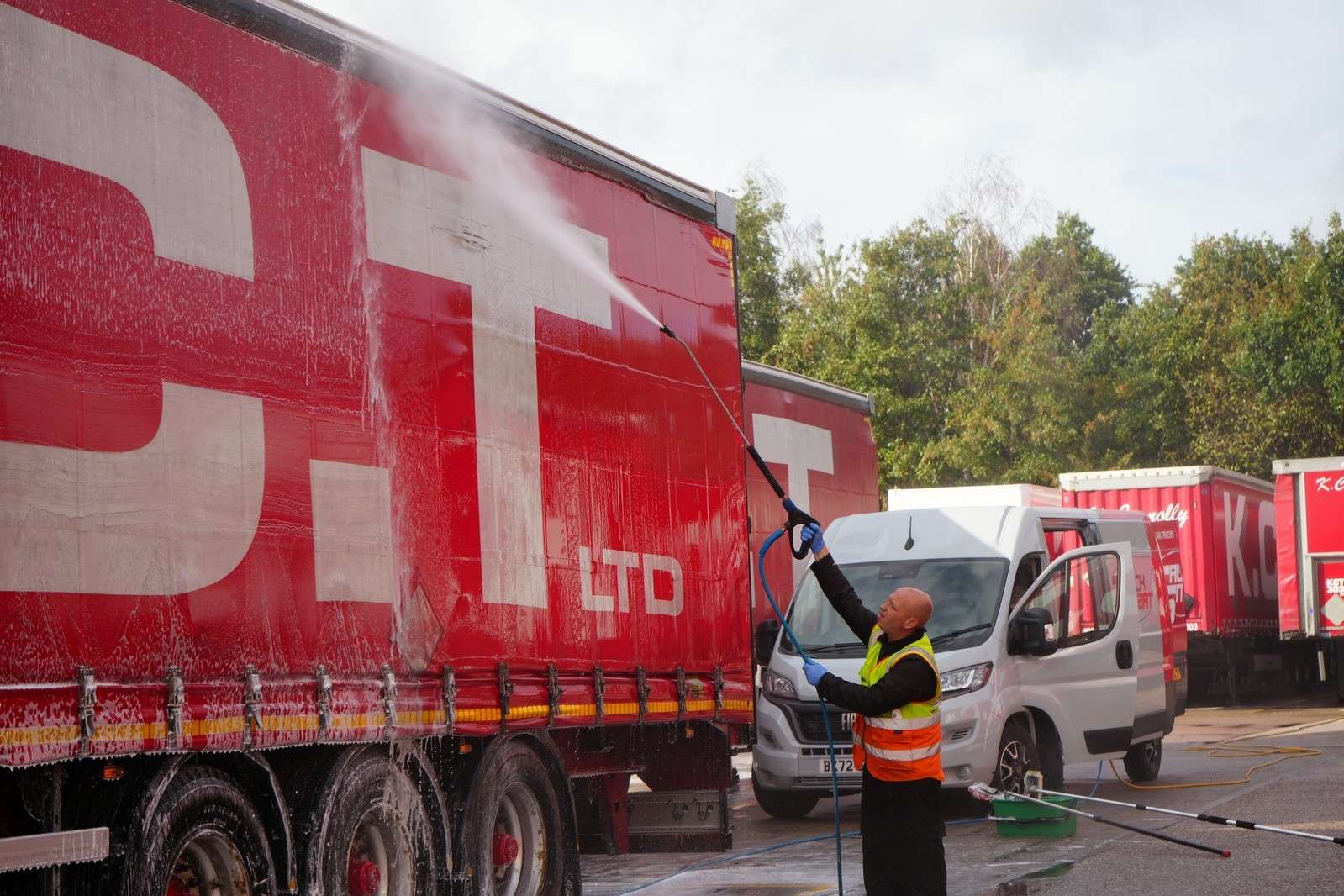 Washing curtainside trailer